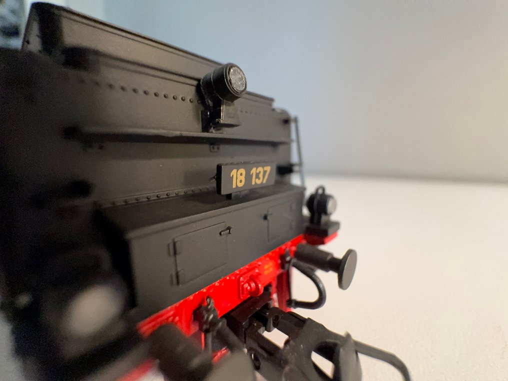 Fleischmann H0 - Sähköveturi (1) - BR 18 Tarkastelen kuvia tunnistaakseni merkit, numerot ja tekstit. Arvioin mittakaavan. - DR (DRG) #4.3