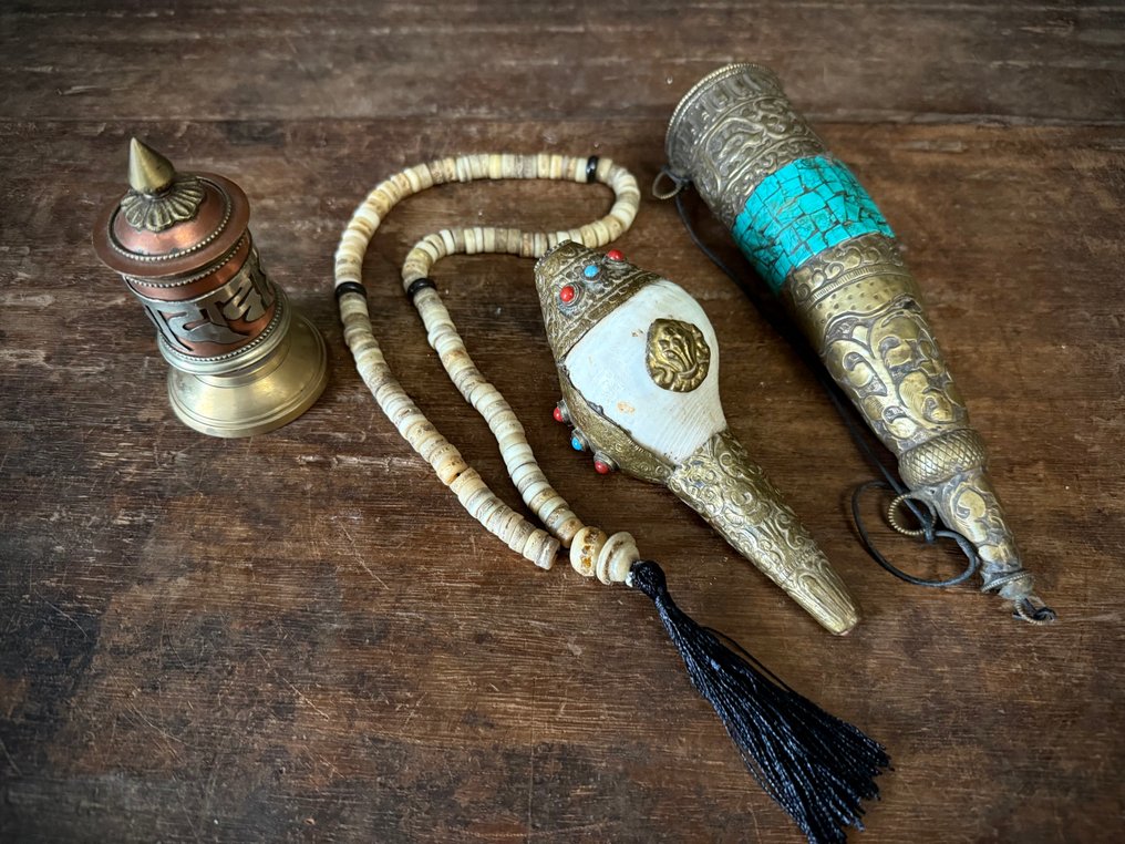 Buddhistic objects (4) - Bone, Rock crystal, Shell, Bronze, Silverplated, Brass, Howlite, Glass - 1990-2000, 1980-1990 - Buddhist ceremonial #2.1