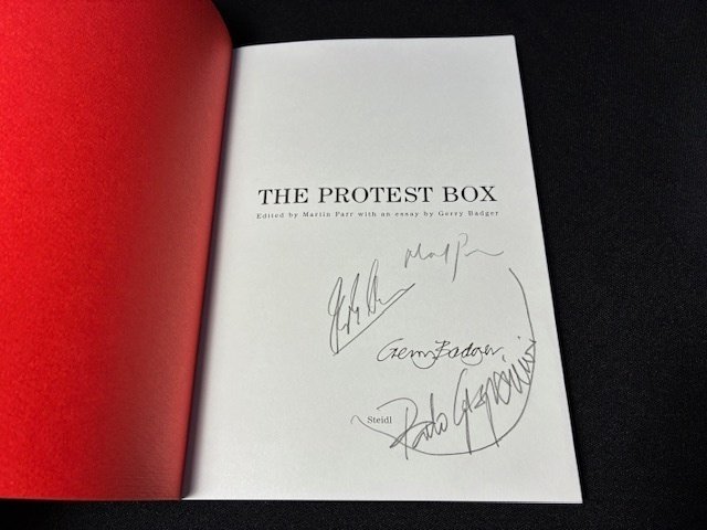 SIGNED (4x); Martin Parr, Gerry Badger, Paolo Gasparini, Dirk Alvermann - The Protest Box (UNIQUE COPY, 4 (!) ORIGINAL SIGNATURES, 488/1000, COMPLETE WITH BOX - 2011 #2.1