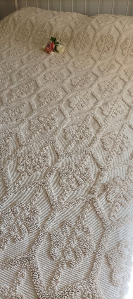 Large spectacular bedspread with embroidery in pure cotton featuring a floral and geometric pattern - Bedspread  - 225 cm - 220 cm #1.0