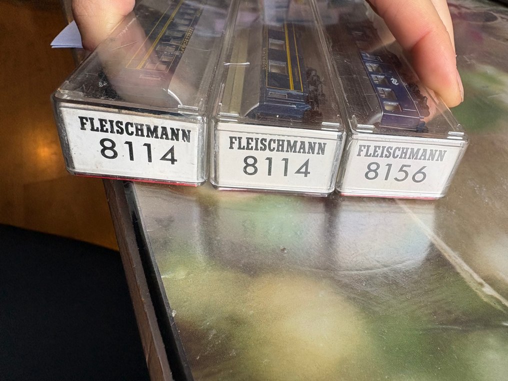 Fleischmann N - Modellino di treno (3) - Tre auto passeggeri Fleischmann in scatole trasparenti; due riferimenti 8114 e uno 8156. #1.0