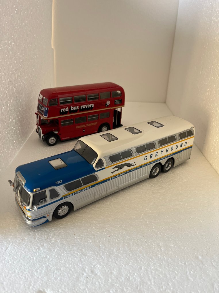 Altaya 1:43 - Modellbus (2) - Greyhound Scenicruiser - 1956; AEC Regent III RT - 1939 #1.0