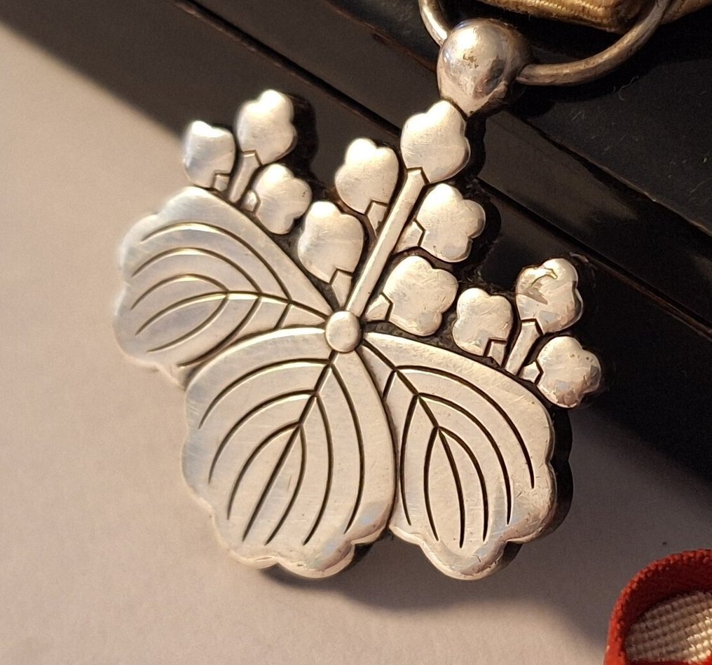 日本 - 奖章 - Silver Japanese Order of the Rising Sun 8th class with  ribbon,  badgepin and lacuered box #3.2