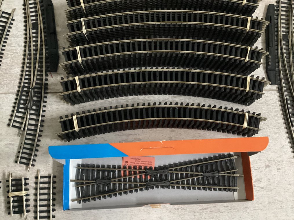 Roco H0 - 4442/4436/42223/4446/4418/4410/4546/4550/42368/42380/4450 - Model train tracks (79) - Large batch of 79 pieces of rail and switches. #4.3