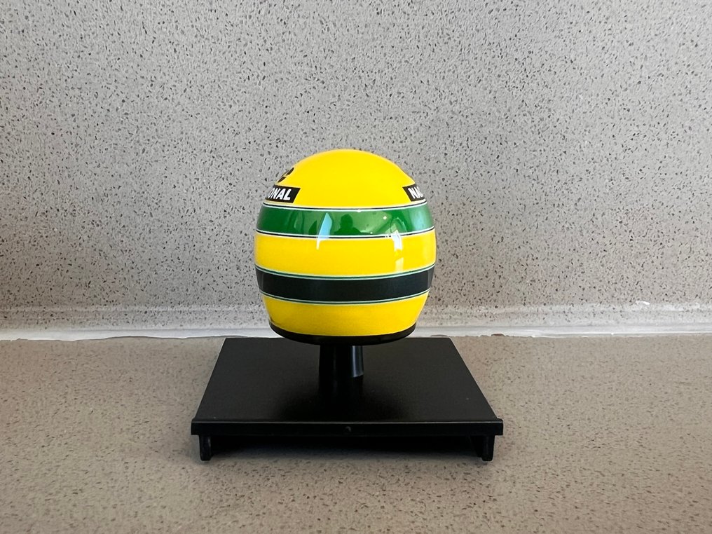 Minichamps & Altaya 1:43 - Modell autó (2) - Lot of 2 x Ayrton Senna (Model car 1/43 and Helmet 1/10 - McLaren MP4/4 & Sisak 1988 #4.3