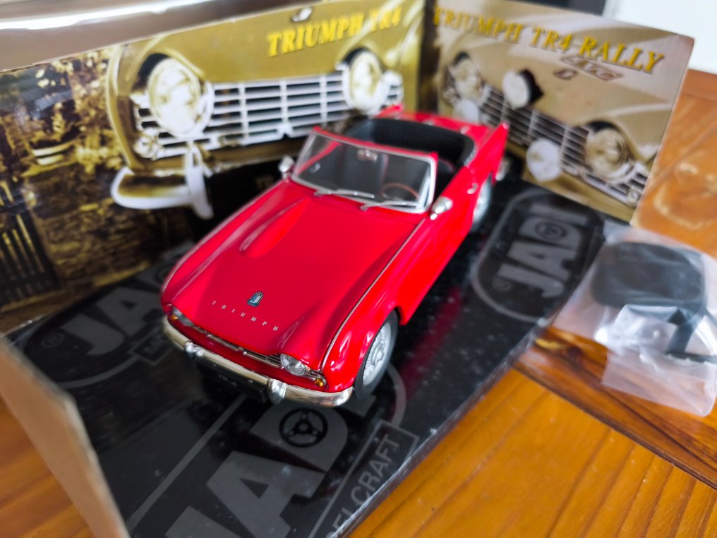 Jadi 1:18 - Modelbil - Triumph TR4 #1.0