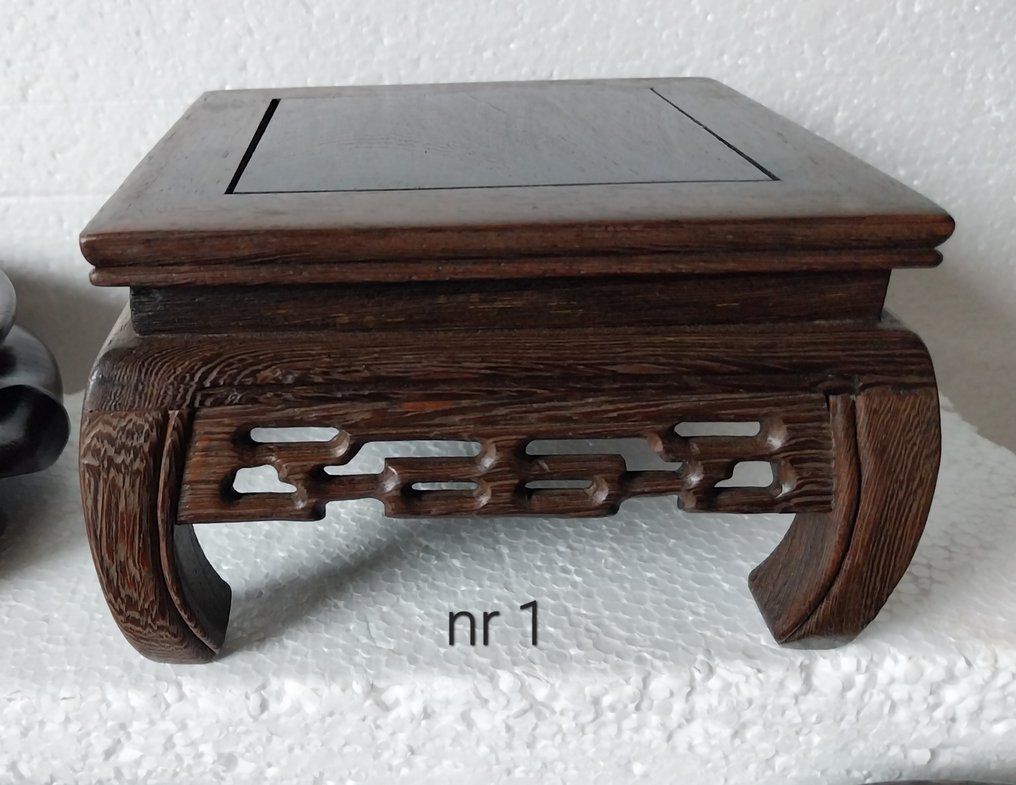 Ställ - Trä, 7 hårdträdisplayer, stativ, små bord - Kina (Utan reservationspris) #1.0