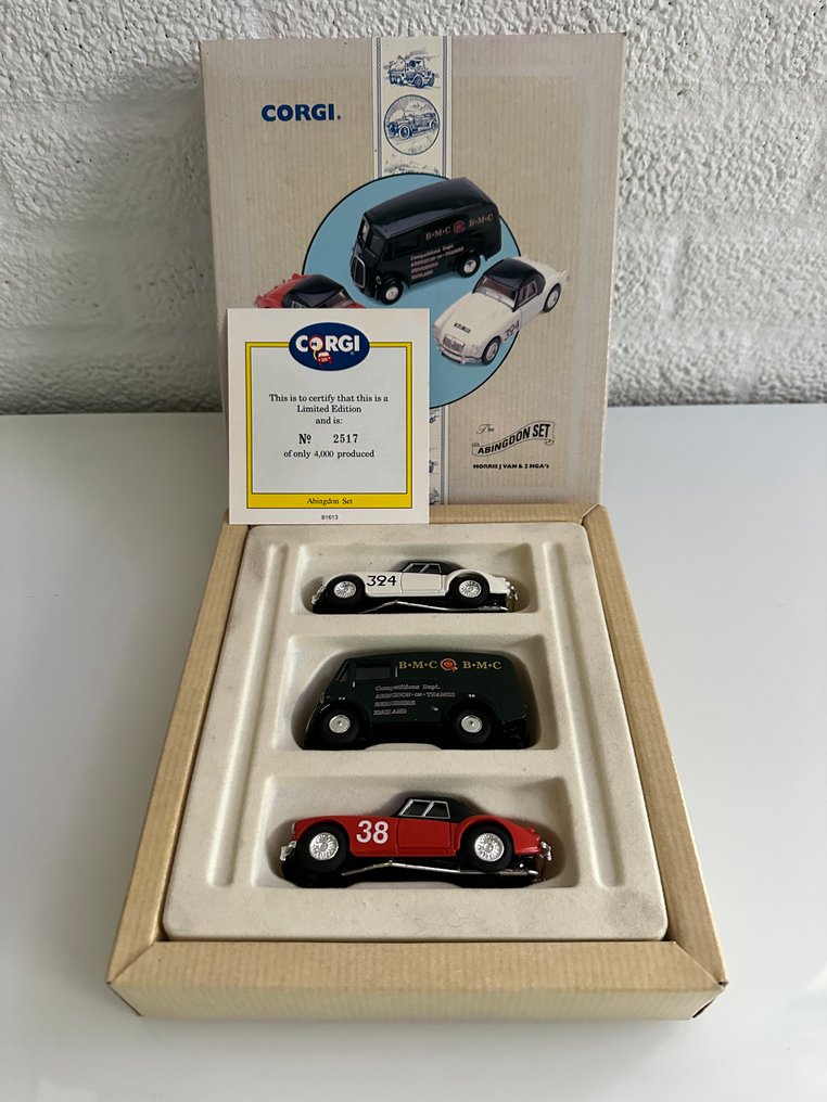 Corgi 1:43 - Modell sportkocsi - MG 'Abingdon Rallye Set' - Morris J Tools Racing Support Van + 2x MGA #1.0