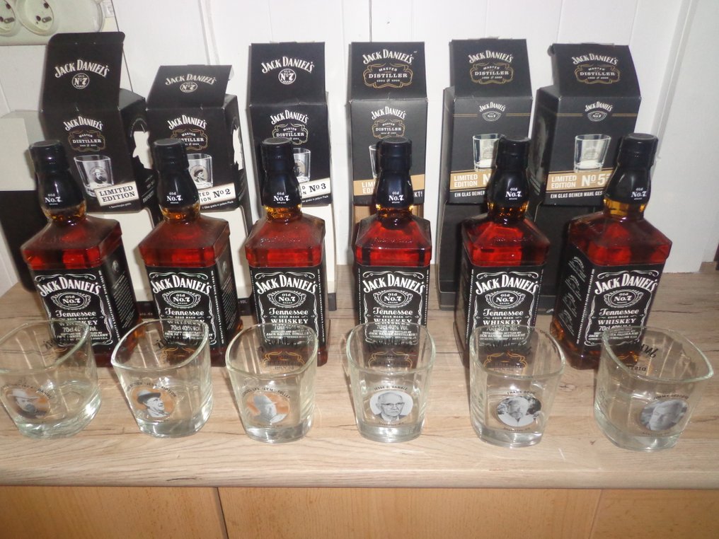 Jack Daniel's 8 years old Old No 7 w/ Master Distiller Shot Glasses Limited Edition No 1 through No 6  - b. Década de los 2000 - 70 cl - 6 botellas  #1.0