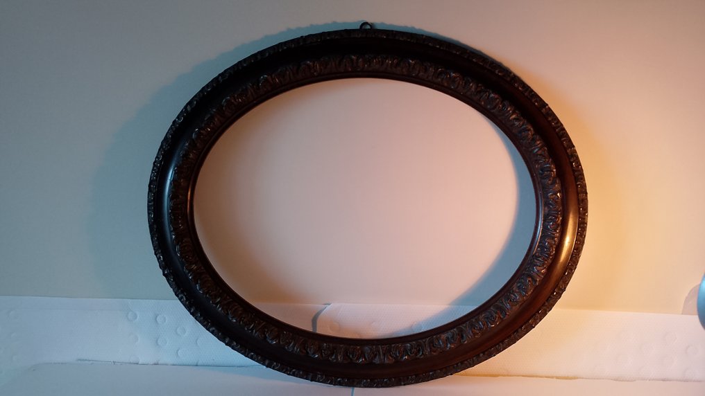 Frame  - Wood - Antique worked oval #3.2