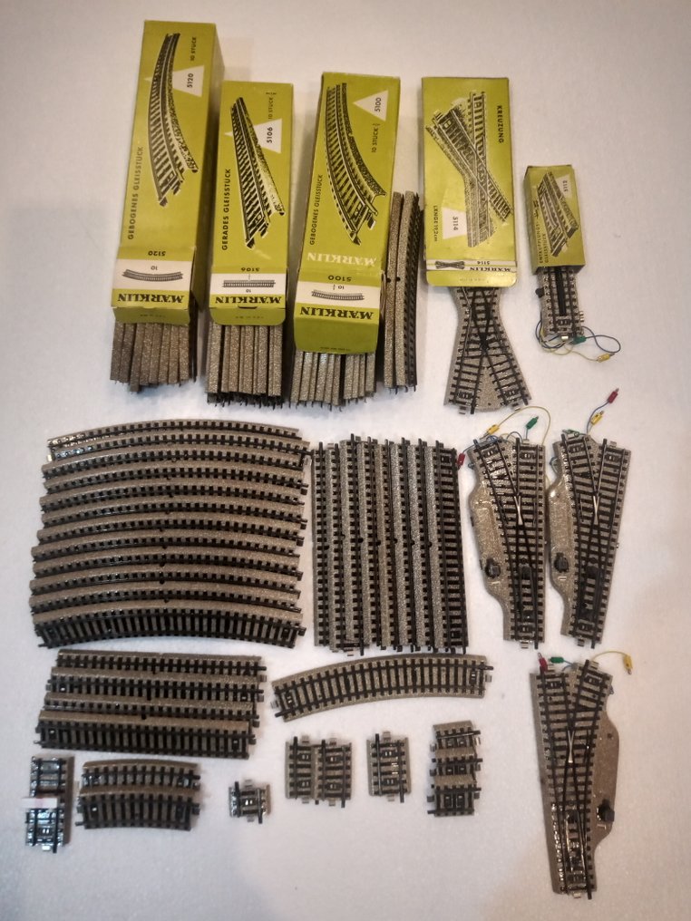 Märklin H0 - 5114; 5112; 5120; 5100; 5106; 5105; 5109; 5129; 5101; 5110; 5200; 5206; 5203; 5204 - Catenară (70) - Set de trasee Märklin vechi, cu mecanisme electrice, unele în cutiile lor originale. #1.0