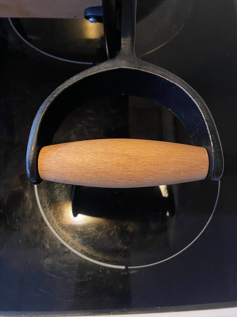 Raadvad - Ove Larsen - Bread slicer -  294 - Stainless steel, Cast iron, Beech #3.2