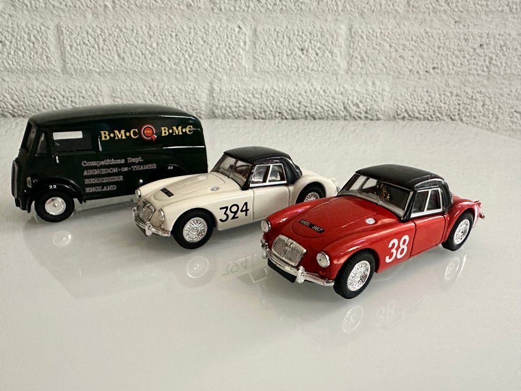 Corgi 1:43 - Modell sportkocsi - MG 'Abingdon Rallye Set' - Morris J Tools Racing Support Van + 2x MGA #1.0