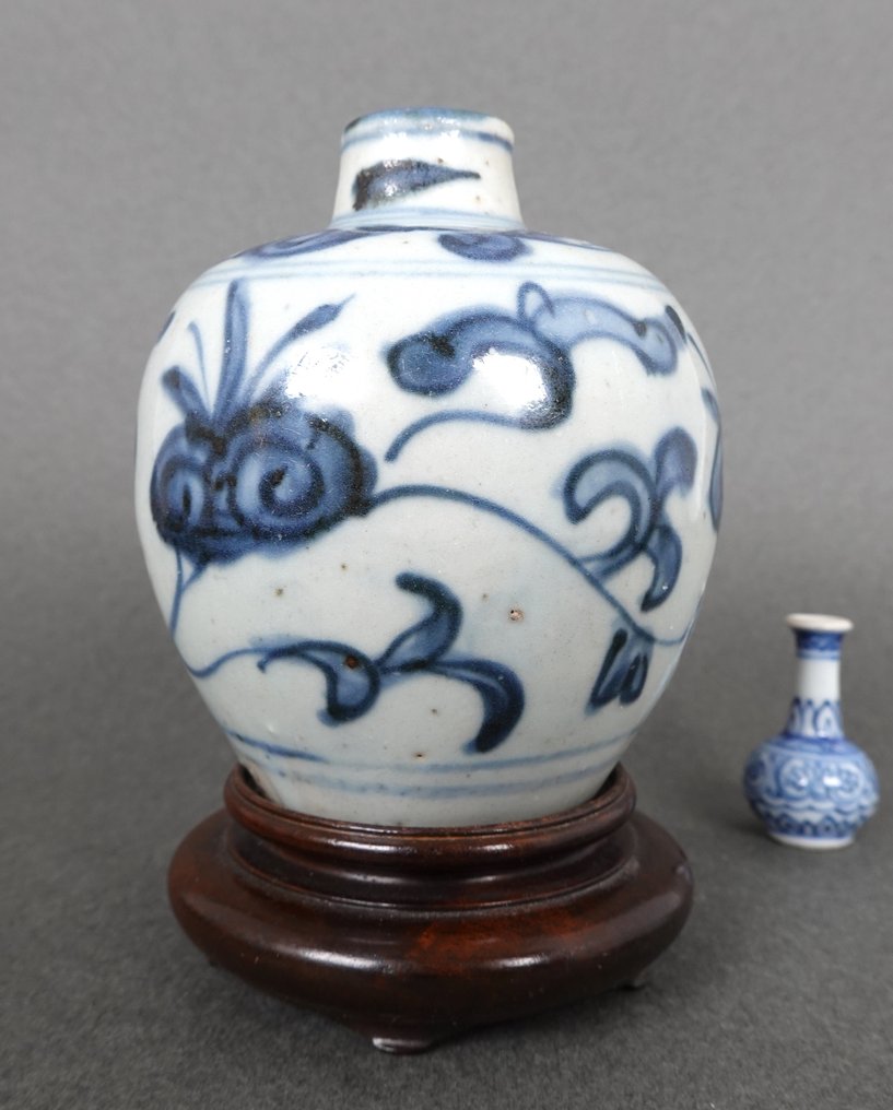 Jiajing (1522-1566) - Jar - Blue and White Ming Dynasty Spherical Vase - Porcelain - Ruyi and Leaf Patterns #1.0