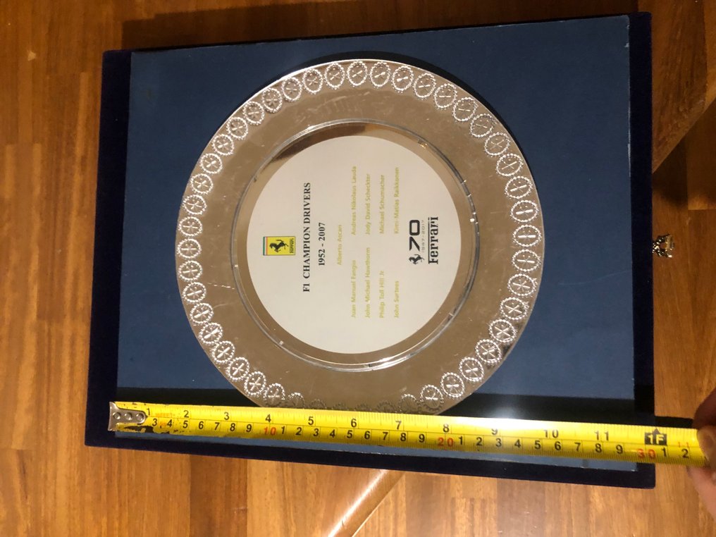 Τάργκα Φεράρι με κουτί με λίστα πρωταθλητών, οδηγών F1. - Ferrari - 2015 #2.1