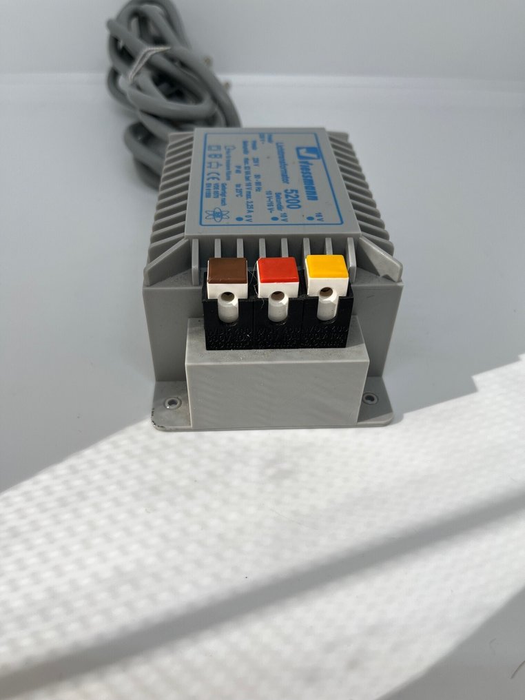 Viessmann Alle schalen - 5200 - Model train lighting (1) - Light transformer 16 V; power cable with European plug; three terminal connections: brown, red, #3.2