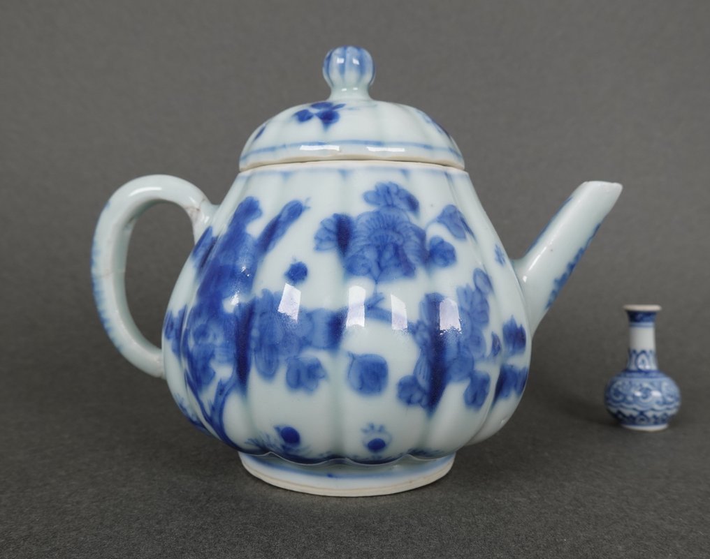 Kangxi (1662-1722) - 茶壶 - 瓜形的——牡丹和菊花 - 瓷 - 瓜形茶壶 #1.0
