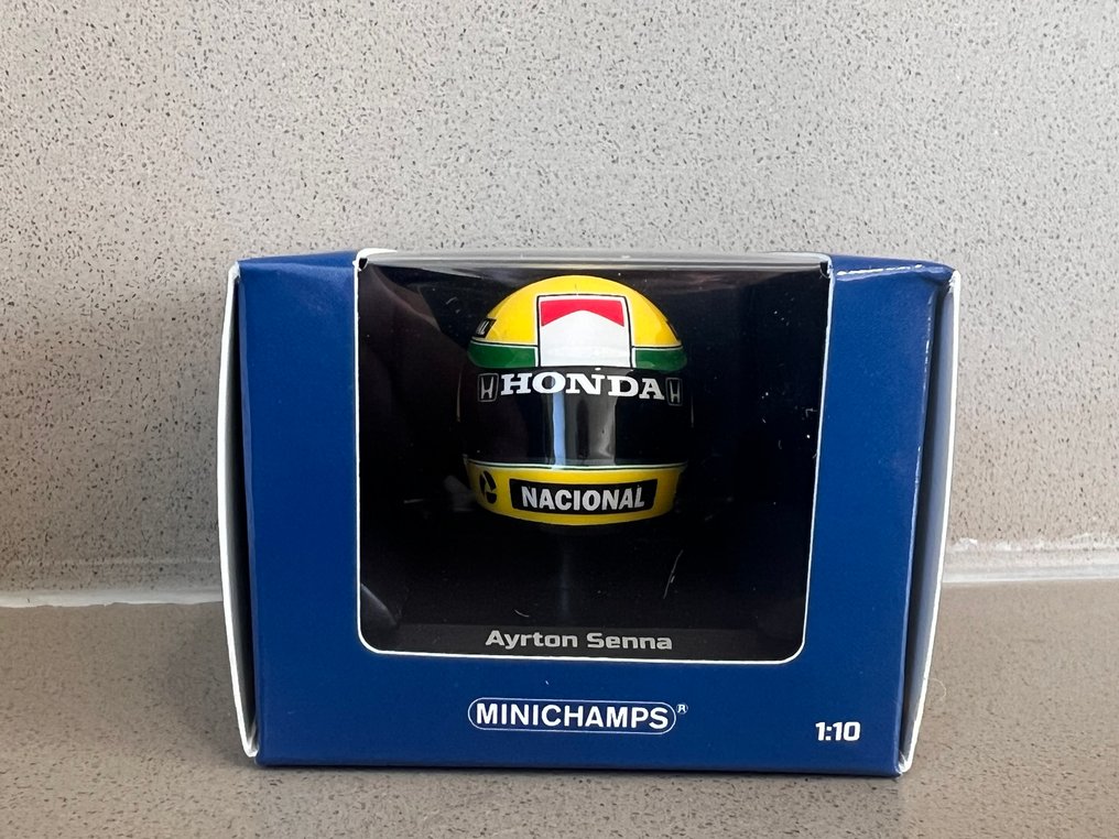 Minichamps & Altaya 1:43 - Modell autó (2) - Lot of 2 x Ayrton Senna (Model car 1/43 and Helmet 1/10 - McLaren MP4/4 & Sisak 1988 #3.2