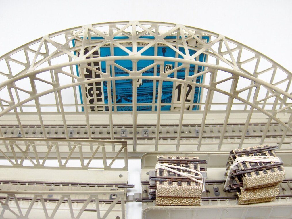 Märklin H0 - 7190 7163 7195 7002 5112 5129 5114 5121 5122 5109 7169 7162 2865 - Model train tracks (29) - Beautiful batch of bridges and M-Rail. #3.2