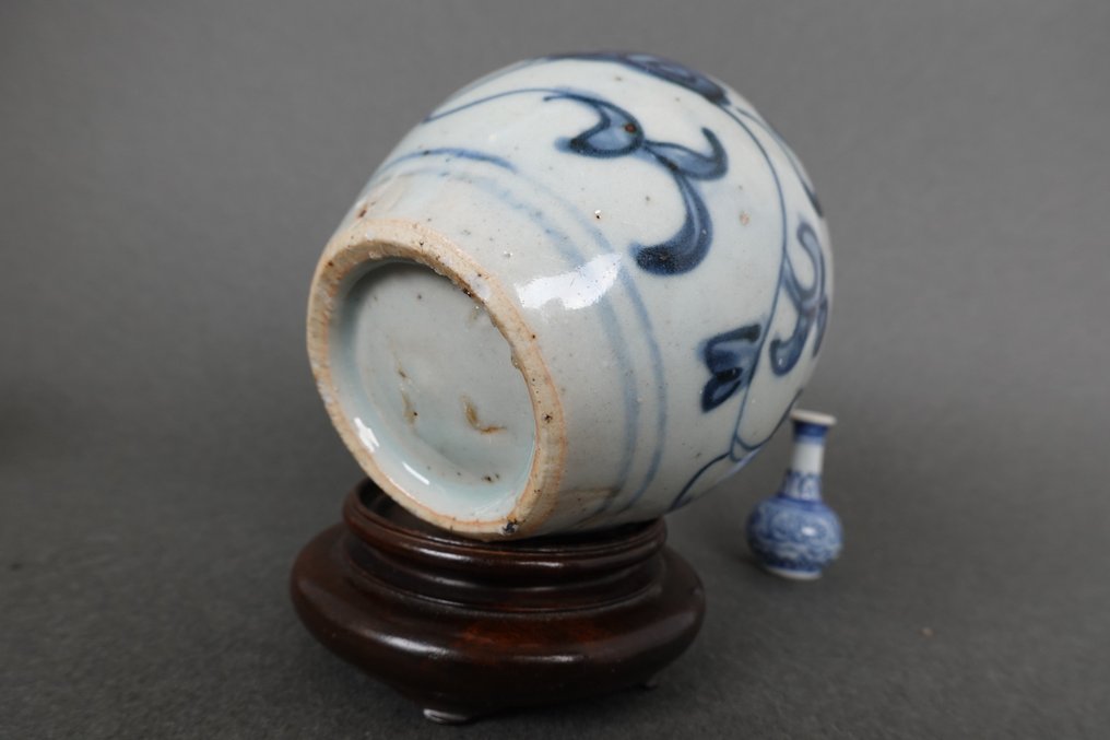 Jiajing (1522-1566) - Jar - Blue and White Ming Dynasty Spherical Vase - Porcelain - Ruyi and Leaf Patterns #3.2