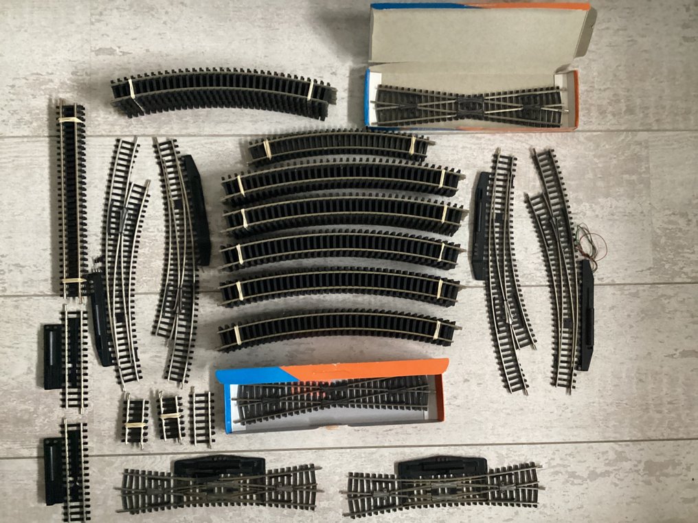 Roco H0 - 4442/4436/42223/4446/4418/4410/4546/4550/42368/42380/4450 - Model train tracks (79) - Large batch of 79 pieces of rail and switches. #1.0