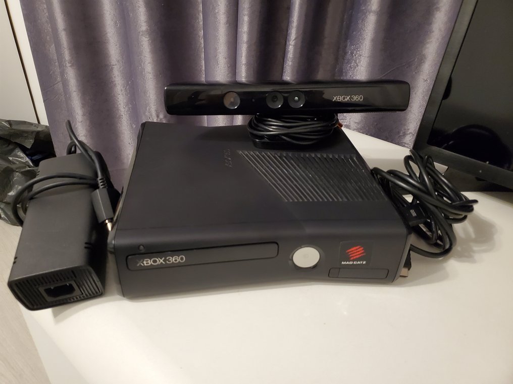 Microsoft - Xbox 360 - Xbox 360 S (console with Kinect and power brick) - Gra wideo #1.0