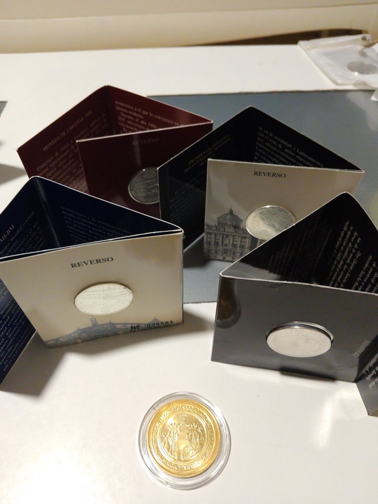 Spania. Juan Carlos I. Monedas 2000 pesetas de plata en calidad proof años 1994/95/96/97 y un 100 ducados bañados en oro  (Ingen reservasjonspris) #1.0