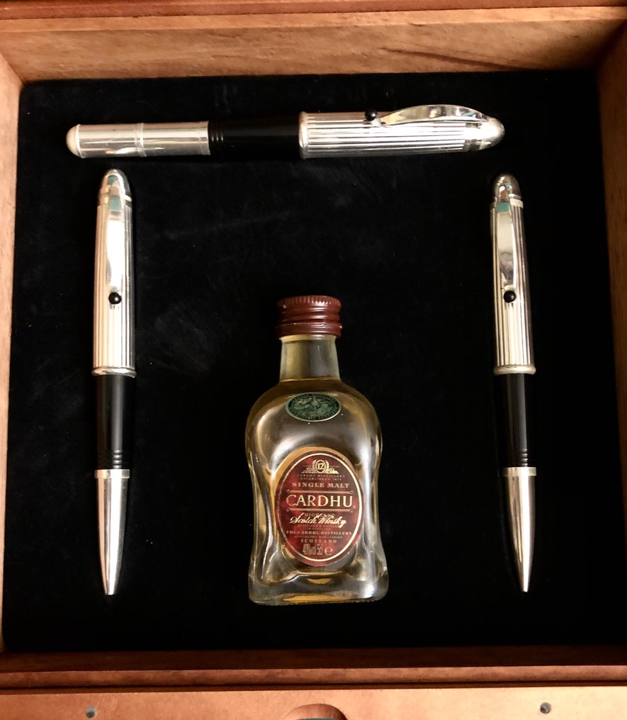 Diageo - χωρίς τιμή ασφαλείας - Υγραντήρας - CARDHU! Ένας πολύ κομψός υγραντήρας για πούρα, με υγρόμετρο. Ένα δώρο χορηγούμενο από το CARDHU 12 - Cedar #3.2