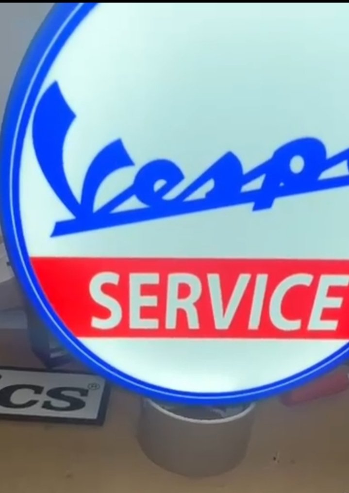 Vespa service, display stand, workshop, or sales point. - Vespa - 2015 #2.1