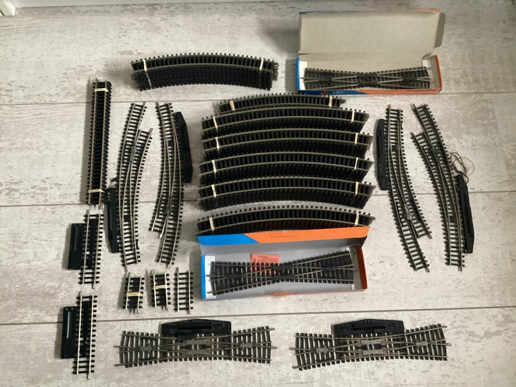 Roco H0 - 4442/4436/42223/4446/4418/4410/4546/4550/42368/42380/4450 - Model train tracks (79) - Large batch of 79 pieces of rail and switches. #1.0