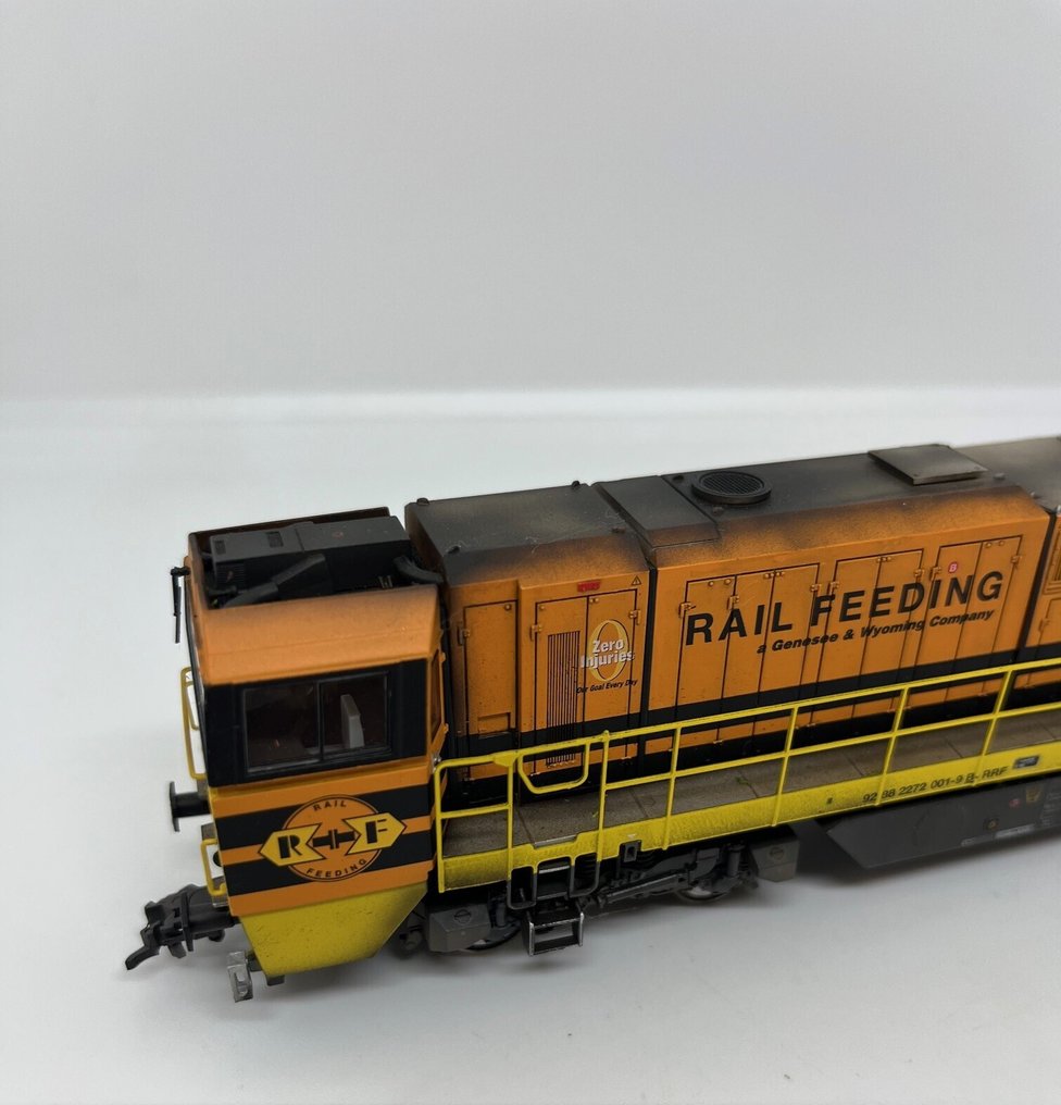 Trix H0 - 25297 - Diesel-hydraulisk lokomotiv (1) - Vossloh G 2000 BB (værslitt) - Rotterdam Rail Feeding RRF #1.0