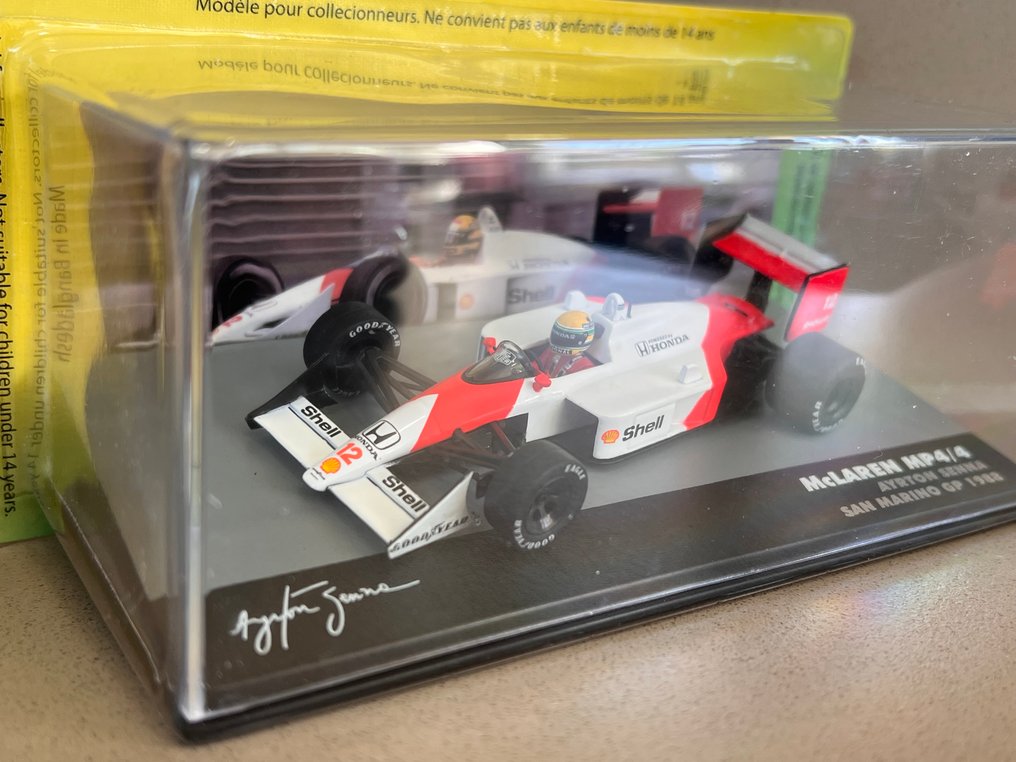 Minichamps & Altaya 1:43 - Modell autó (2) - Lot of 2 x Ayrton Senna (Model car 1/43 and Helmet 1/10 - McLaren MP4/4 & Sisak 1988 #2.1