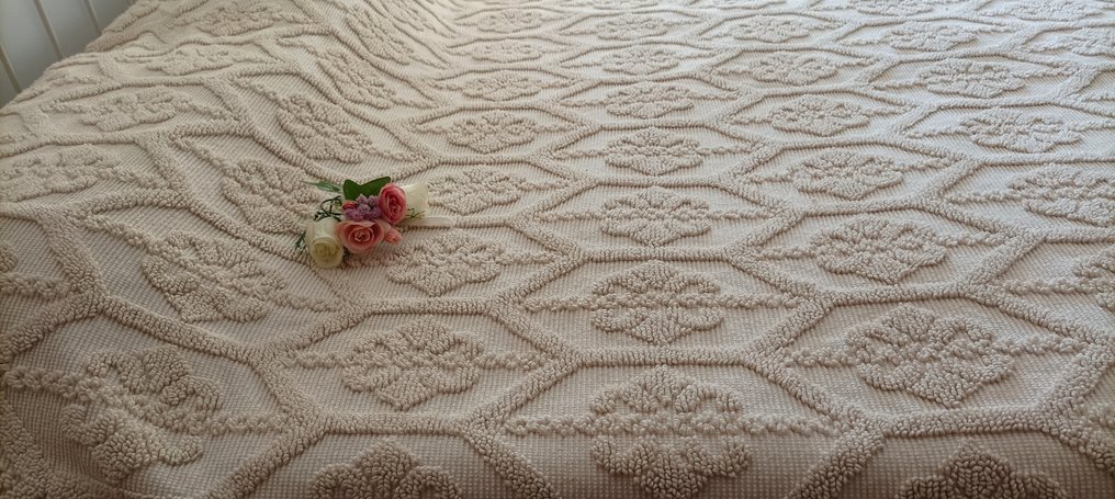 Large spectacular bedspread with embroidery in pure cotton featuring a floral and geometric pattern - Bedspread  - 225 cm - 220 cm #4.3