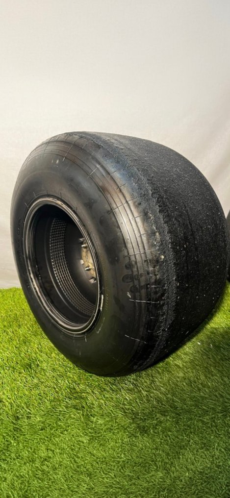 Tyre complete on wheel (1) - Pirelli - Roue complete f1 #4.3