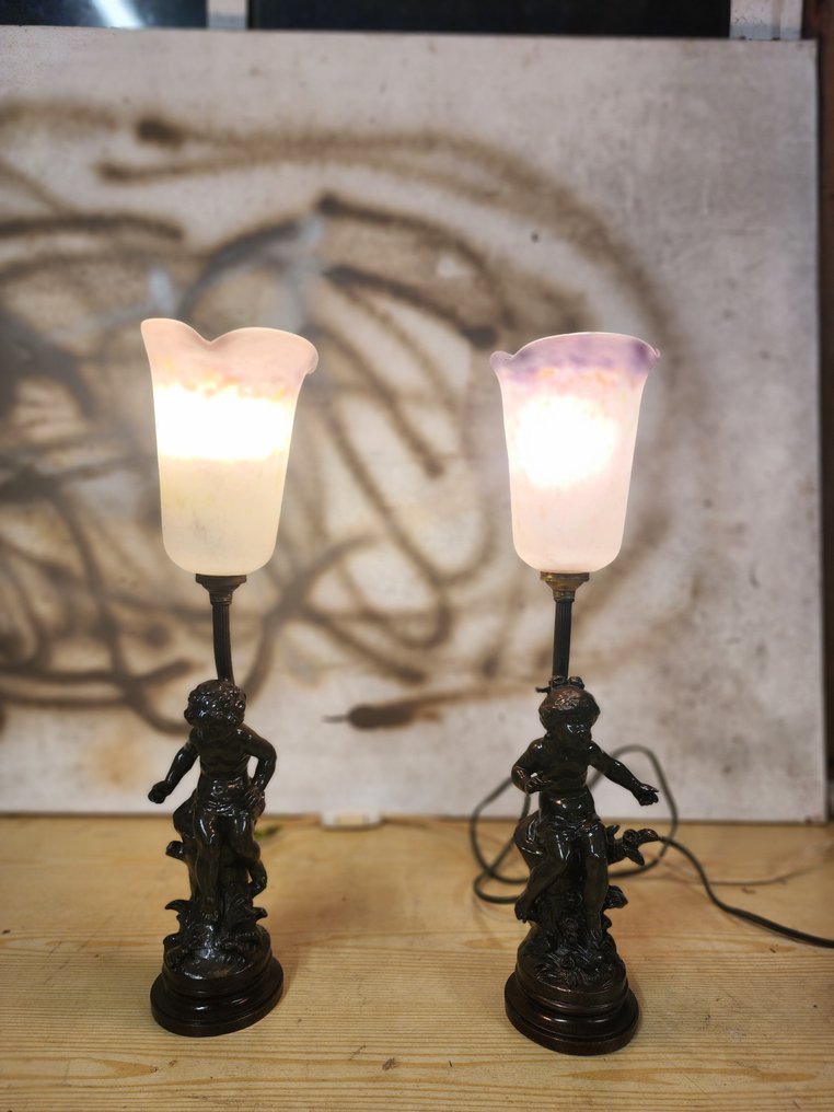 D'après Louis Auguste (1855-1919) and Hippolyte Francois (1857-1930) - Lámpara (2) - Bronce, Spelter, Cristal, Vidrio... #1.0