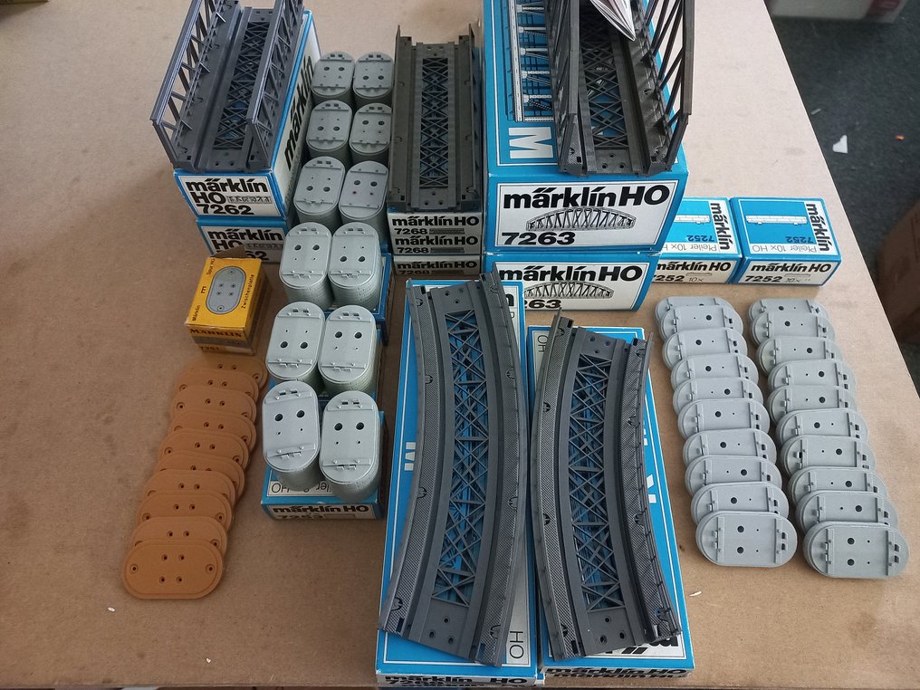 Märklin H0 - 7263 / 7267 / 7269 / 7268 / 7253 / 7252 / 7251 / 7262 - Model train bridge parts (53) - Bridge sections, pillars, backfill plates, and driveways 7263/7267/7269/7268/7253/7252/7251/7262 #1.0