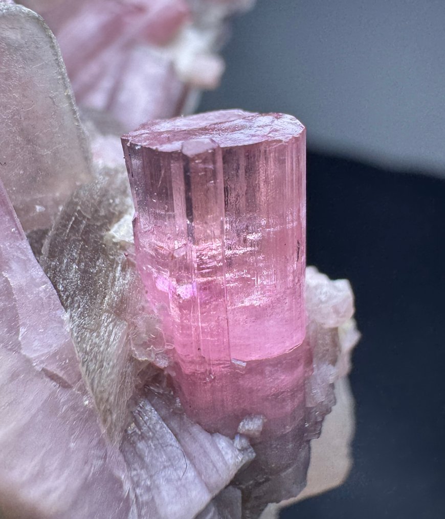 Ροζ τορμαλίνη σε ροζ λεπιδολίτη. Κρύσταλλοι στη μήτρα - Ύψος: 56 mm - Πλάτος: 46 mm- 108 g - (1) #2.1