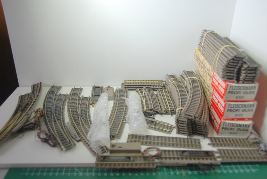 Fleischmann H0 - 6101 - Voie ferrée pour trains miniatures (87) - Différentes sections de voies professionnelles droites et courbes, aiguillages avec commutateurs et #1.0
