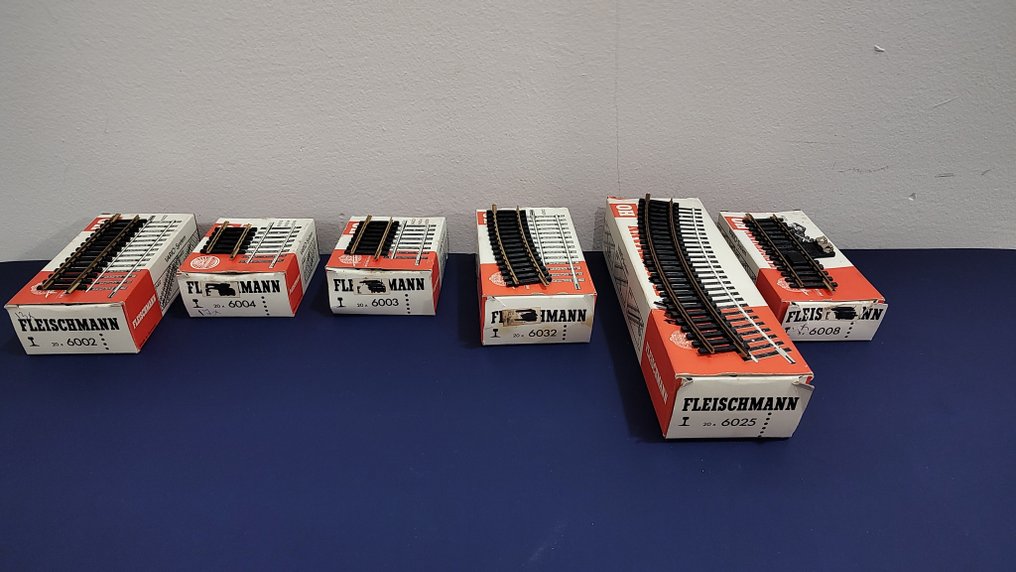 Fleischmann H0 - Γραμμές τρένου μοντελισμού (92) - Διαφορετικά Fleischmann H0 baanrails σε αυθεντικά κουτιά· χειρόγραφη λίστα με εμφανείς αριθμούς. #1.0
