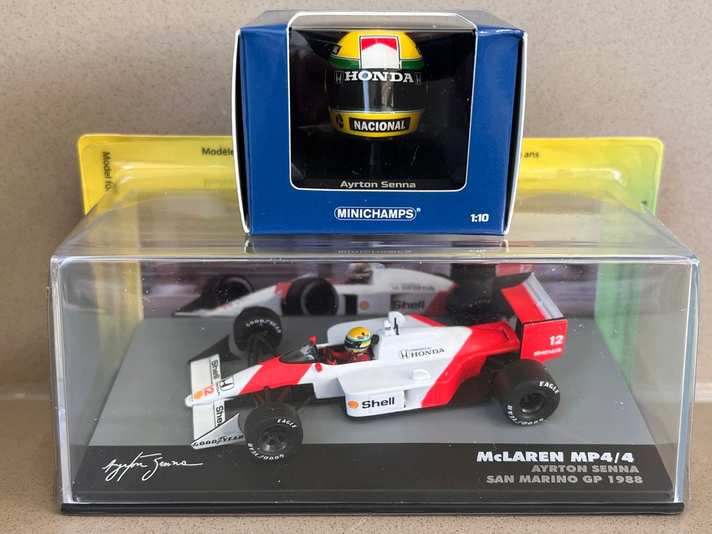 Minichamps & Altaya 1:43 - Modell autó (2) - Lot of 2 x Ayrton Senna (Model car 1/43 and Helmet 1/10 - McLaren MP4/4 & Sisak 1988 #1.0