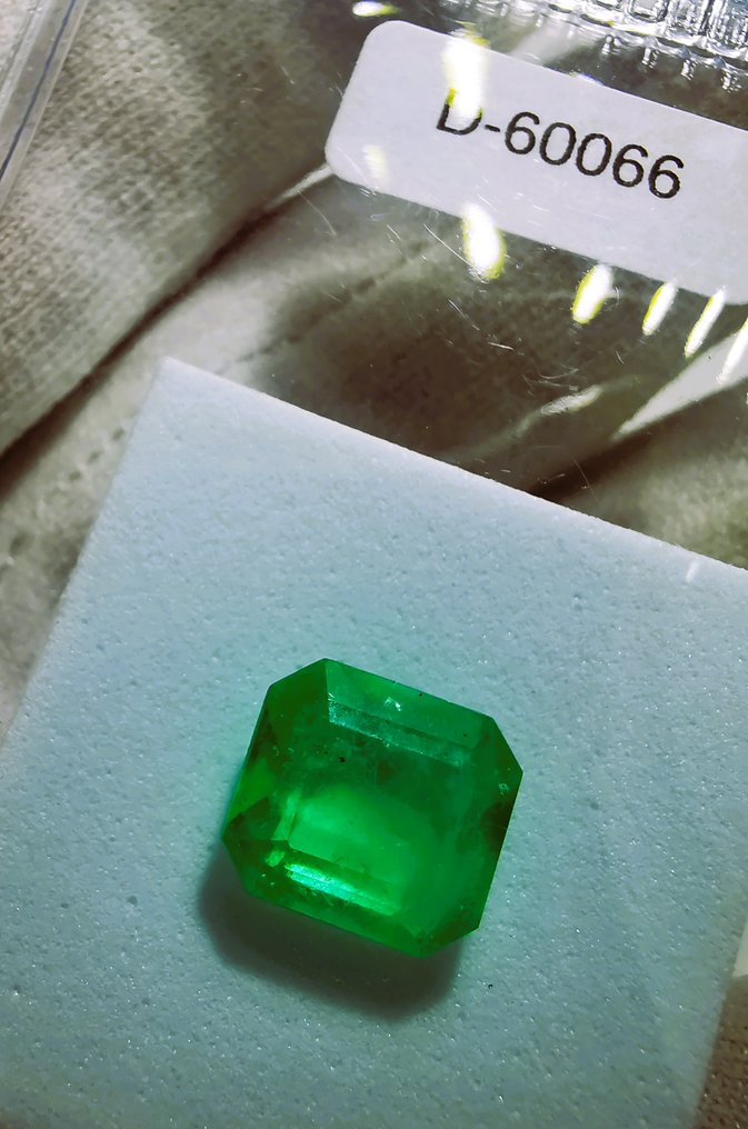 Senza prezzo di riserva - 1 pcs  Verde Smeraldo  - 3.71 ct - Instituto Gemólogico Español (IGE) #3.2
