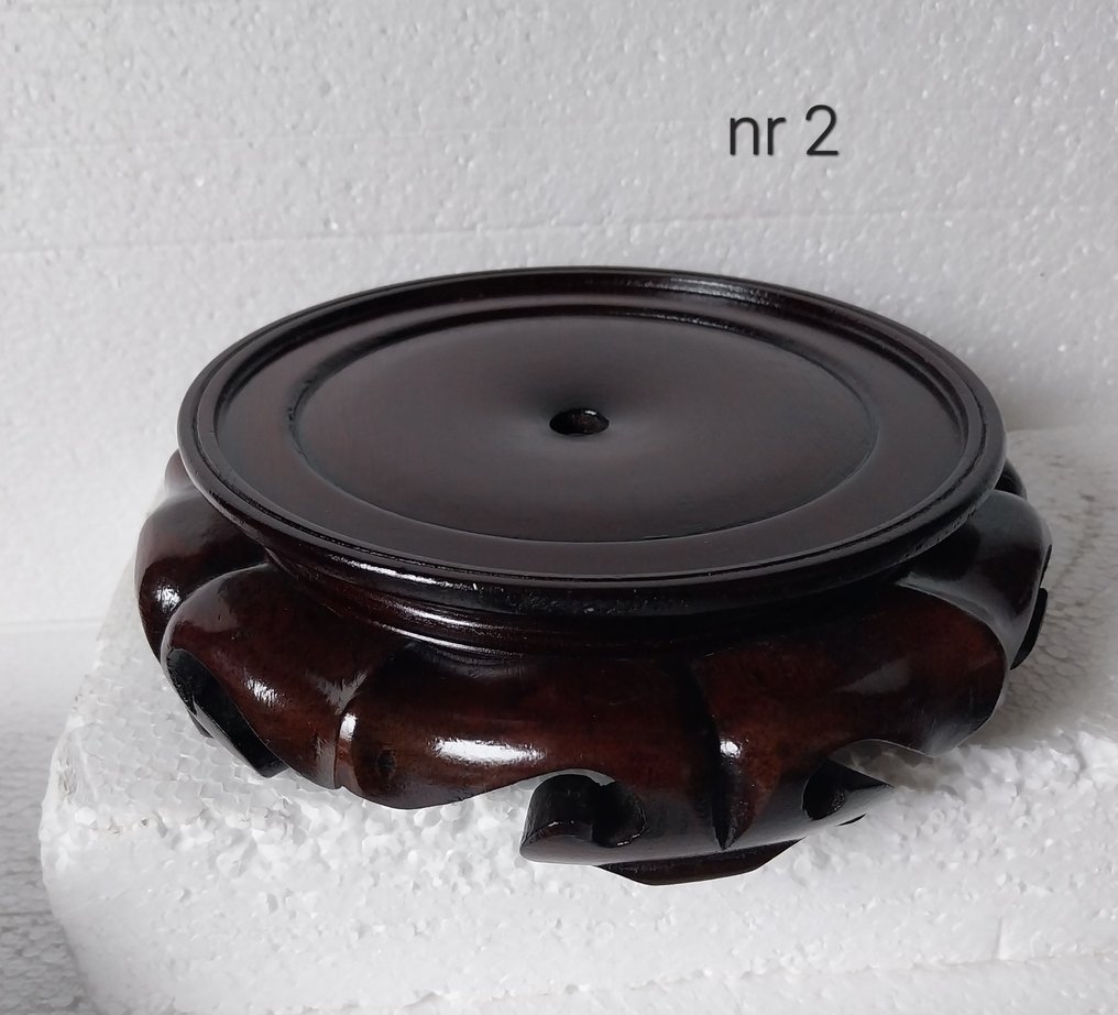 Ställ - Trä, 7 hårdträdisplayer, stativ, små bord - Kina (Utan reservationspris) #4.3