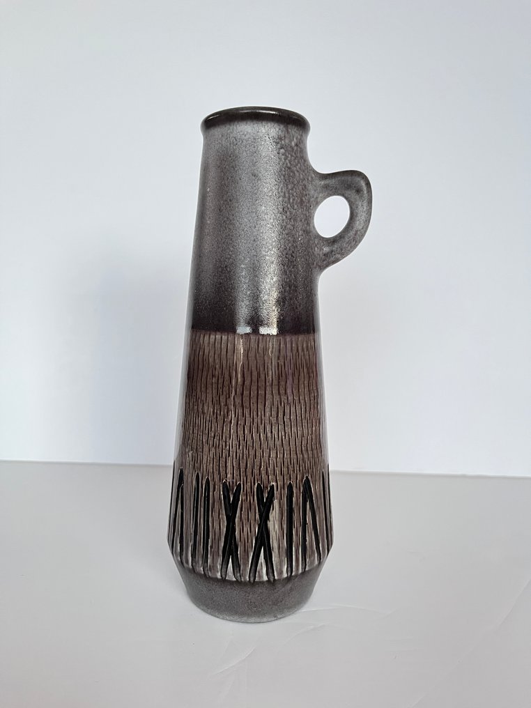 Upsala Ekeby - Ingrid Atterberg, (1920-2008) - Pitcher - Vase model '1034-188' engraved under the seat. - Ceramic, Enamel #1.0