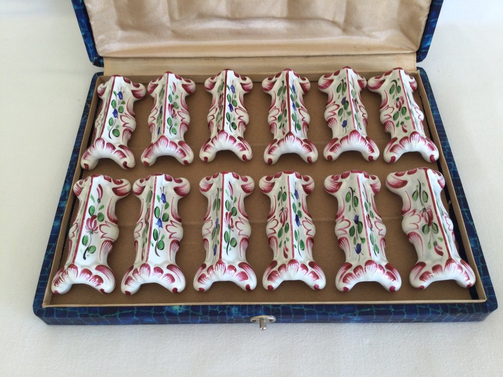 Exclusief set antieke Faïence bestekleggers  “Porte Couteaux” - Nans Sainte Anne Strasbourg - Knivstöd (12) - Hantverksmässigt tillverkad och handmålad med blomstermotiv. #3.2