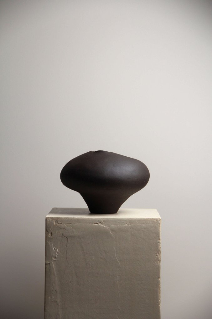 LEA STUDIOS - Valentina Cojocaru - Escultura, Ebony - 20 cm - Grés #3.2