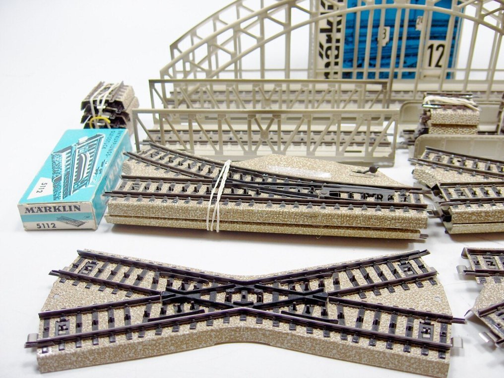 Märklin H0 - 7190 7163 7195 7002 5112 5129 5114 5121 5122 5109 7169 7162 2865 - Model train tracks (29) - Beautiful batch of bridges and M-Rail. #1.0