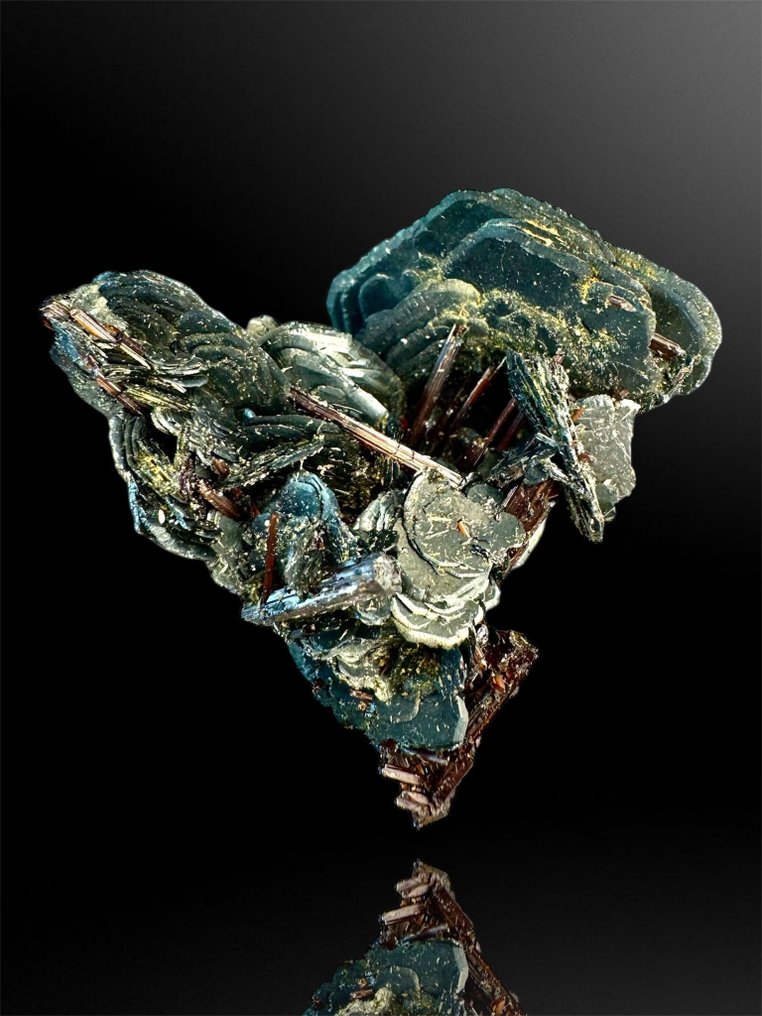 Bloem van hematiet met rutilo ingelijst Mineralencollectie - Hoogte: 4.2 cm - Breedte: 4.4 cm- 26 g - (1) #1.0