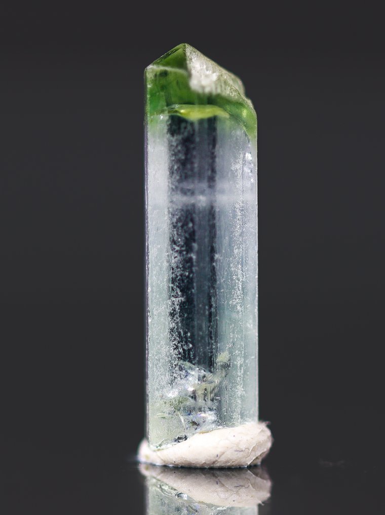 Στέμμα Πράσινη Ελμπαΐτης Τουρμαλίνη 2,75 καράτια • δείγμα επιπέδου μουσείου - Ύψος: 15 mm - Πλάτος: 4.5 mm- 0.55 g - (1) #2.1