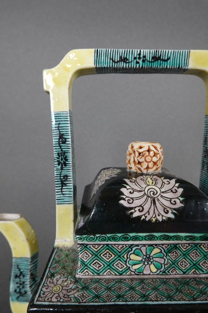 Kangxi (1662-1722) - Τσαγιέρα - Μεγάλο τετράγωνο βάζο κρασιού Famille Noir με καπάκι και κίτρινη γυαλισμένη λαβή - 100 πολύτιμοι - μπισκότο - Μεγάλο τσαγιέρα ή κρασοπότηρο #4.3