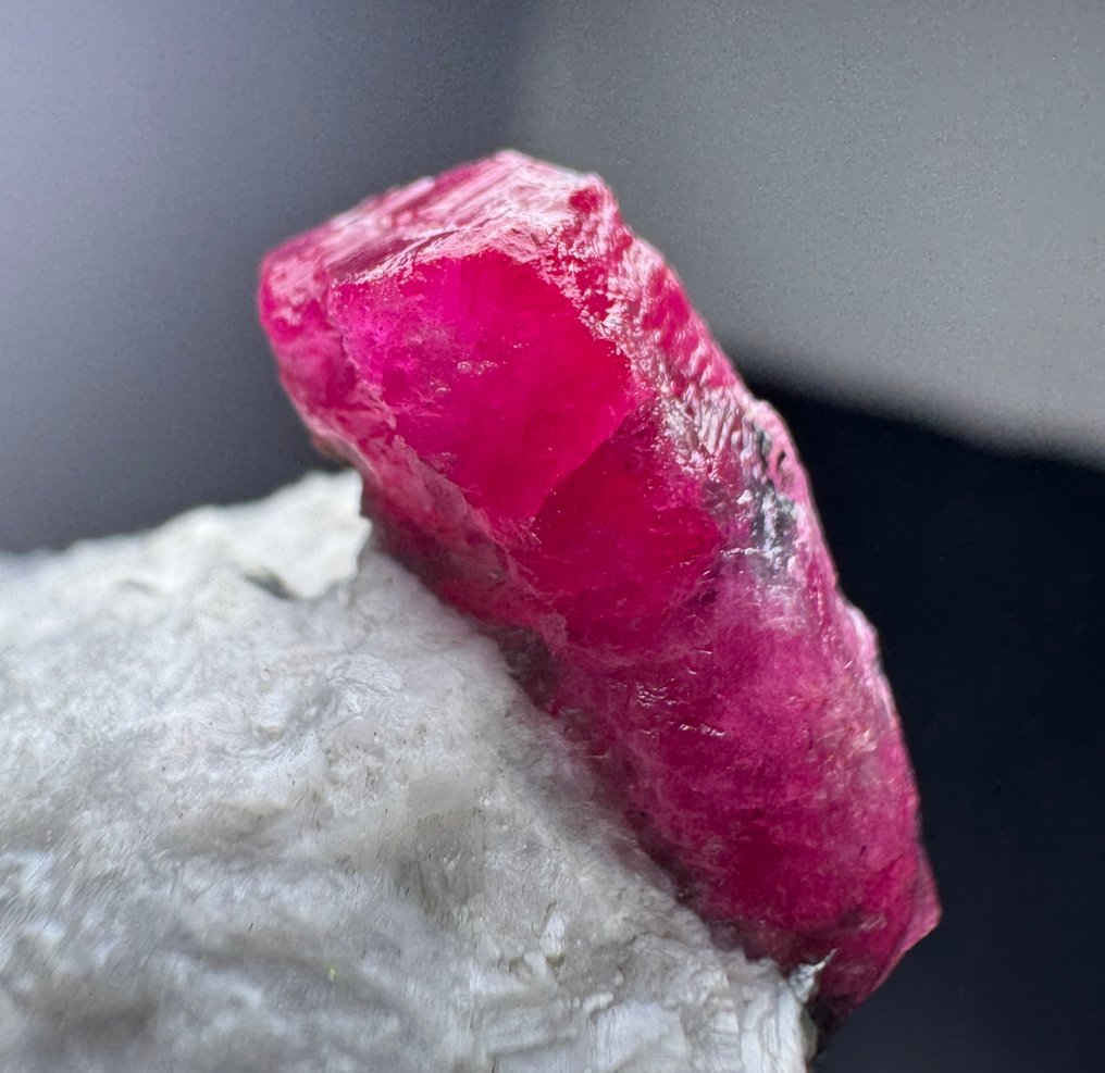 哇！！ Vivid Ruby 水晶矩晶体 - 高度: 31 mm - 宽度: 28 mm- 48 g - (1) #3.2